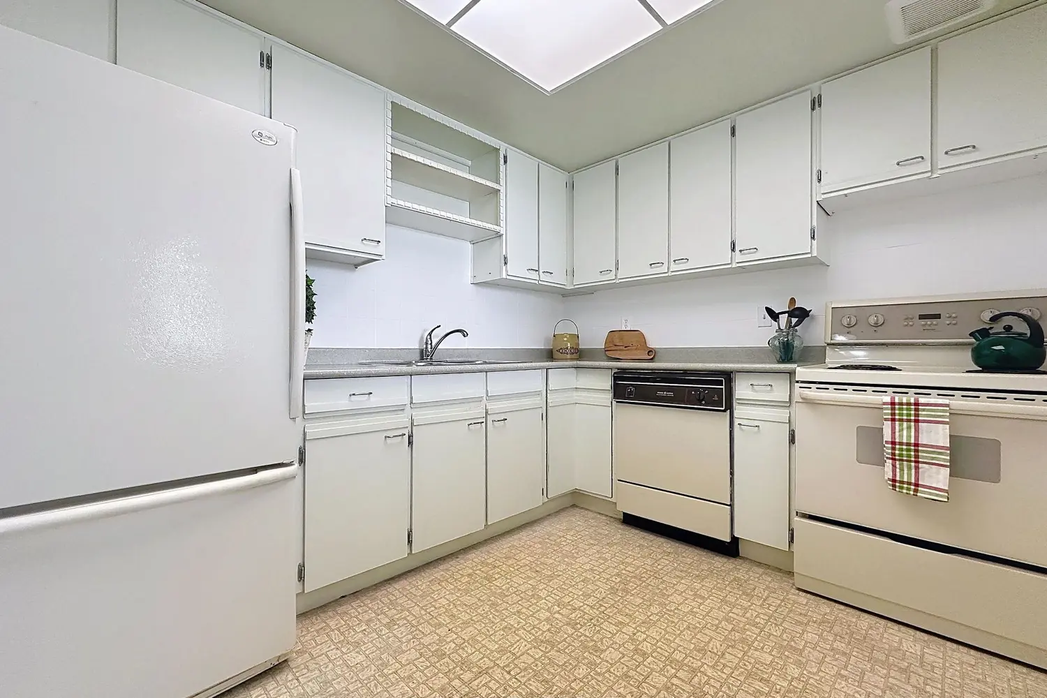 20 Dean Park Road 1103 photo 3