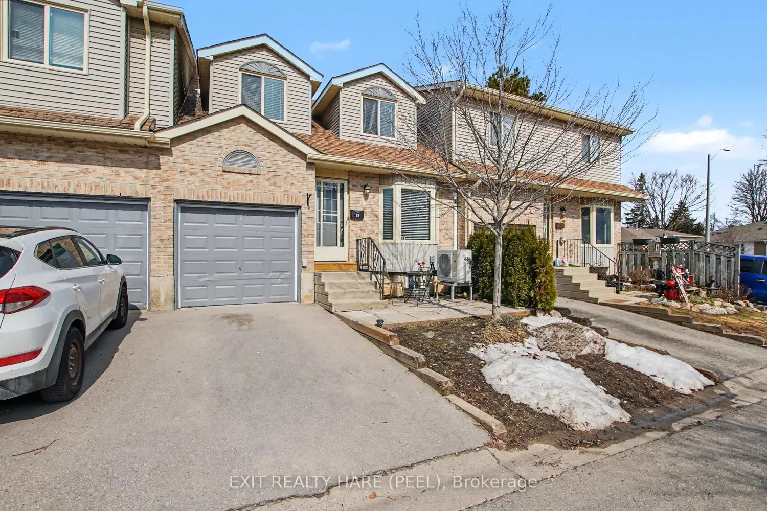 90 Lawrence Avenue 93 photo 2
