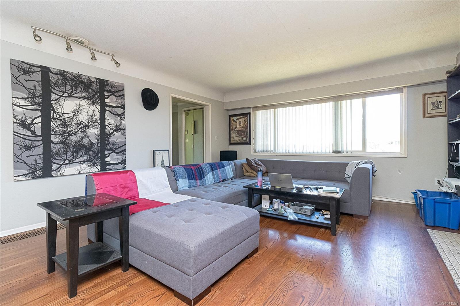 575 Burnside Road E, Victoria, BC, V8T 2X7 photo 3