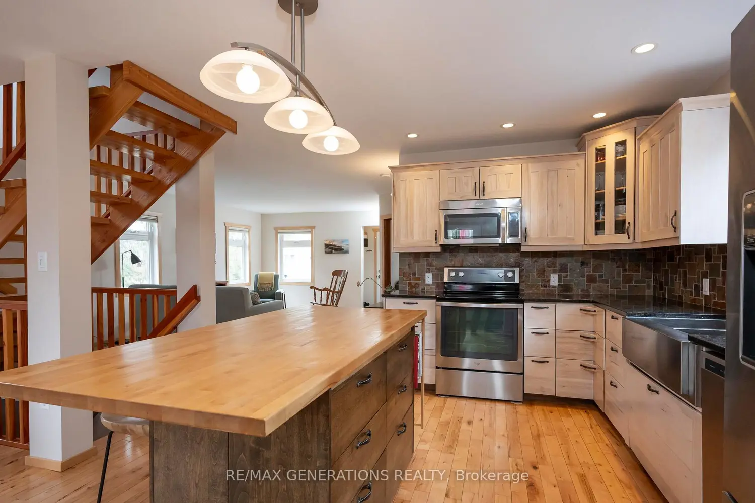 286 Van Horne Street photo 2