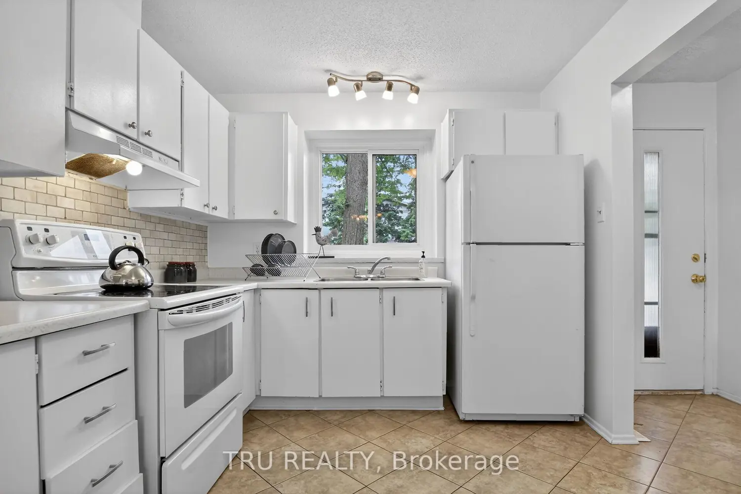 16-164 Barrow Crescent photo 2