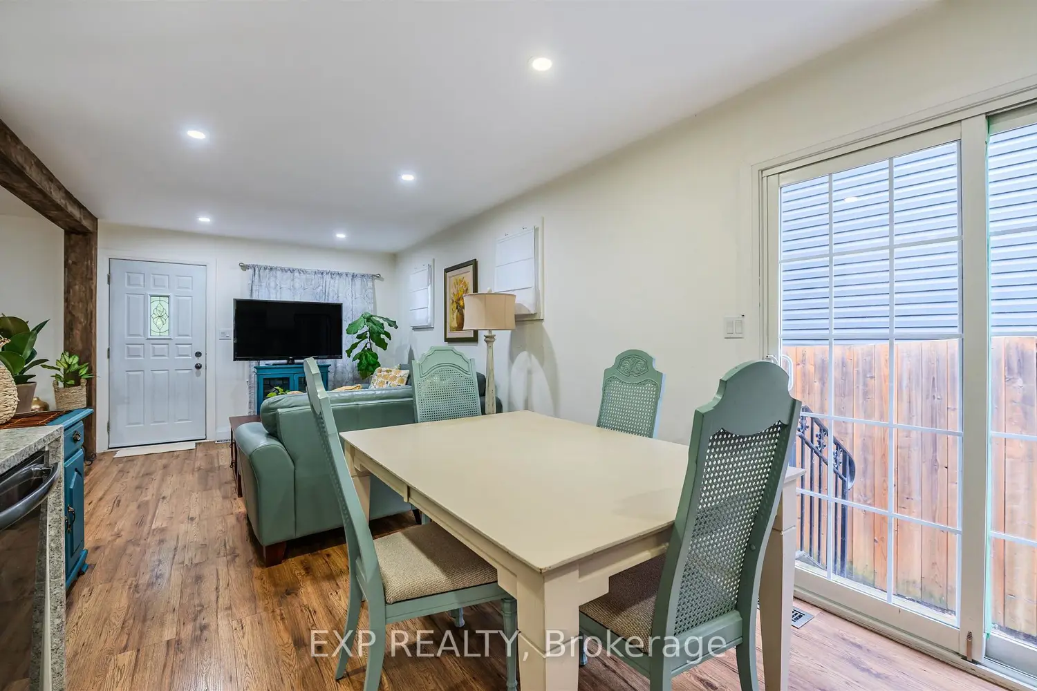 829 Athol Street photo 3