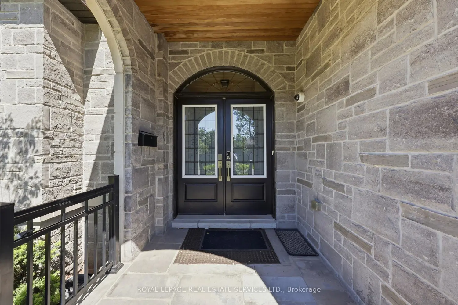 584 Weynway Court photo 3