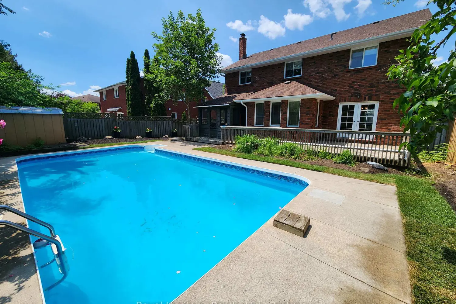 1534 Scollard Crescent photo 2