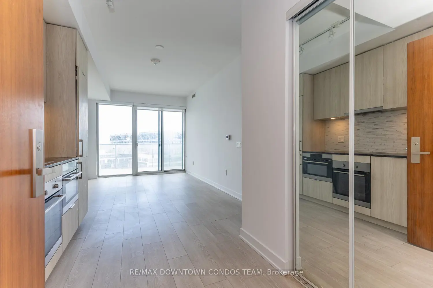 15 Queens Quay 1410 photo 3