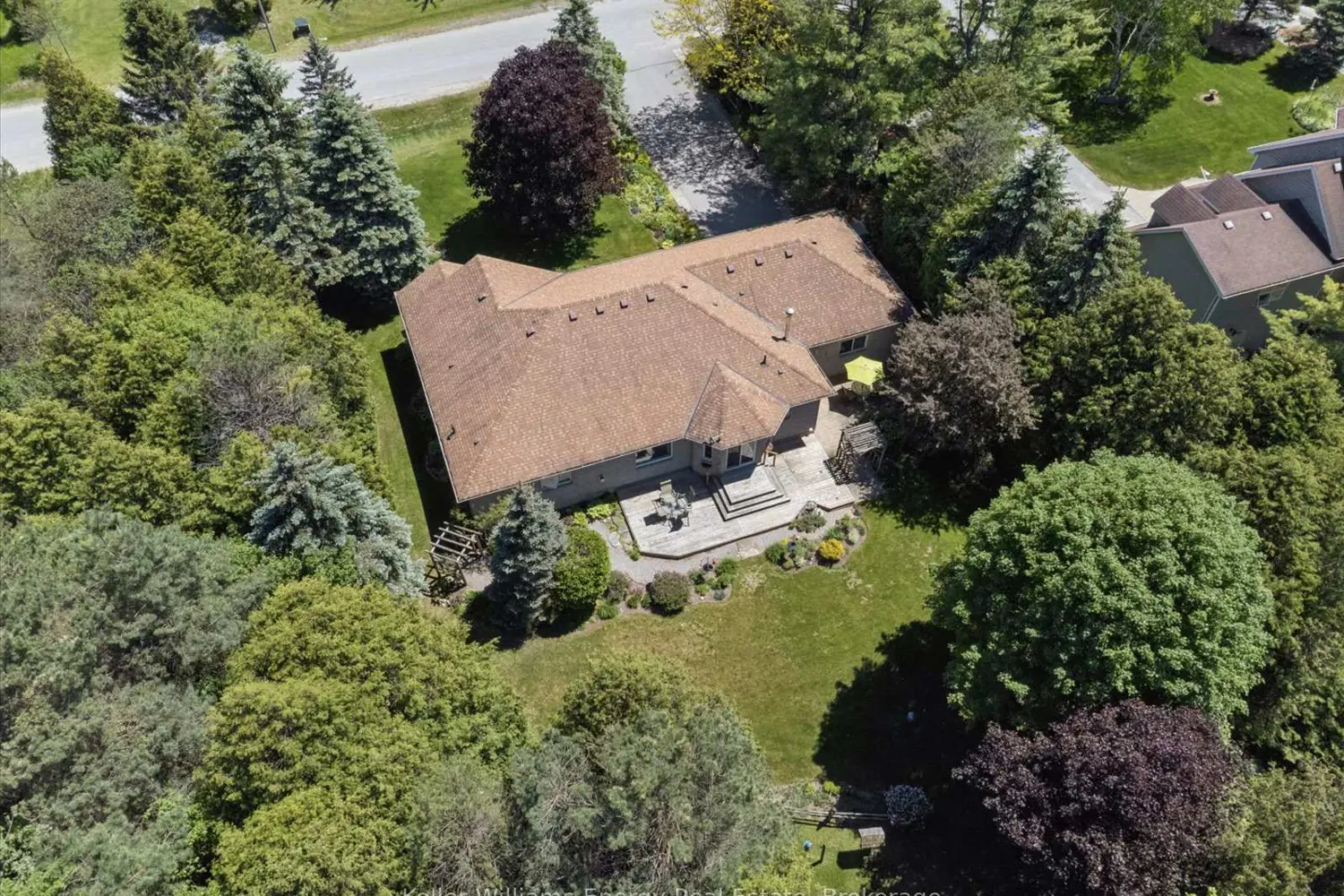 3915 Larose Crescent photo 2