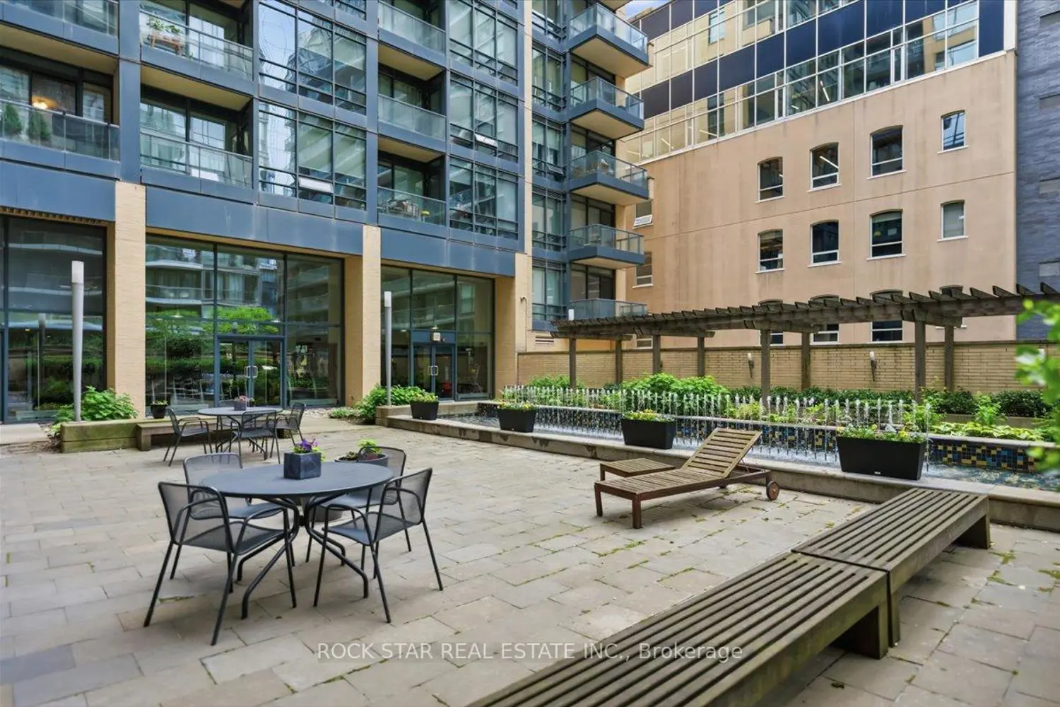 438 King Street 720 photo 4