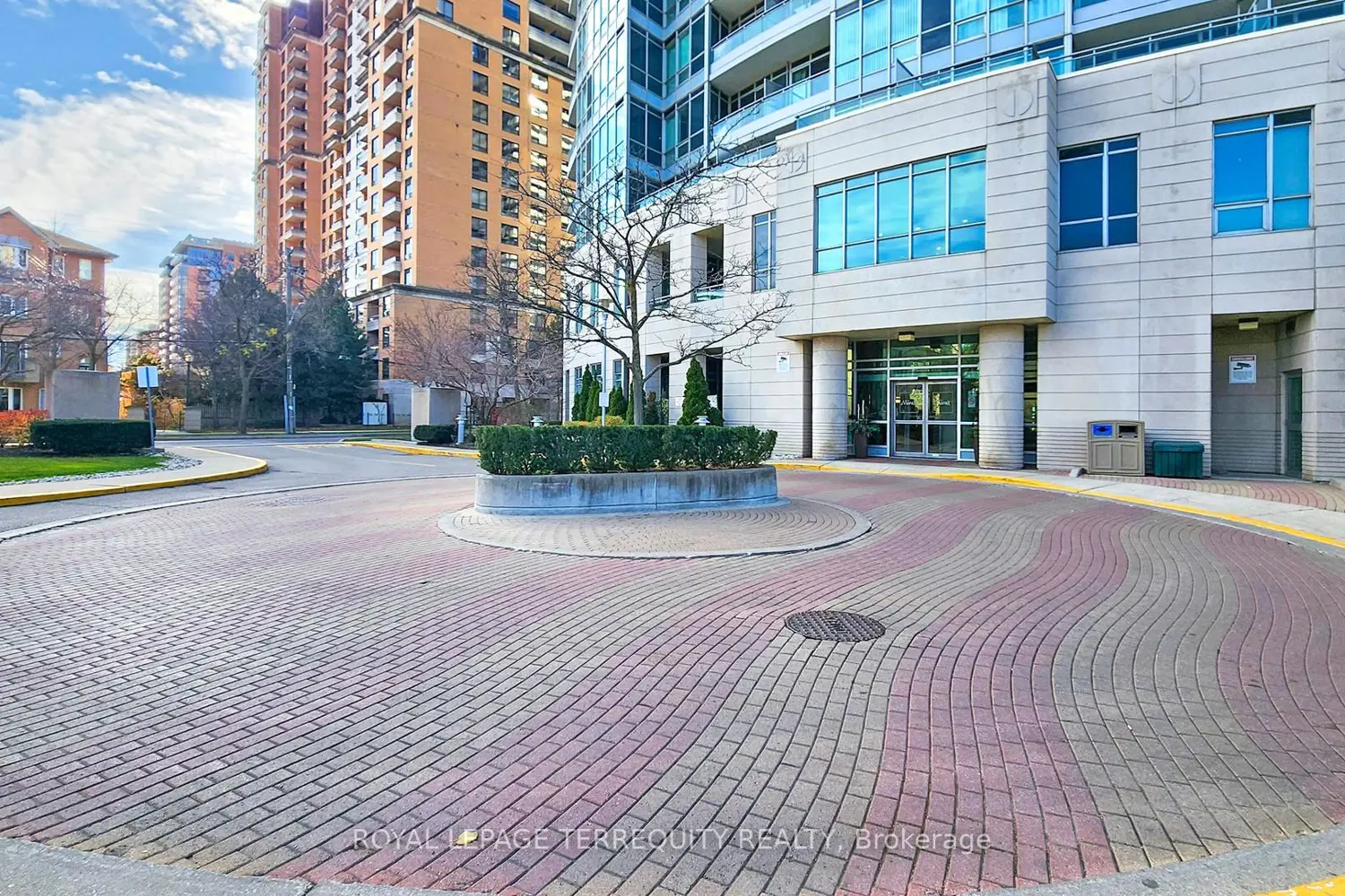 60 Byng Avenue 1509 photo 2