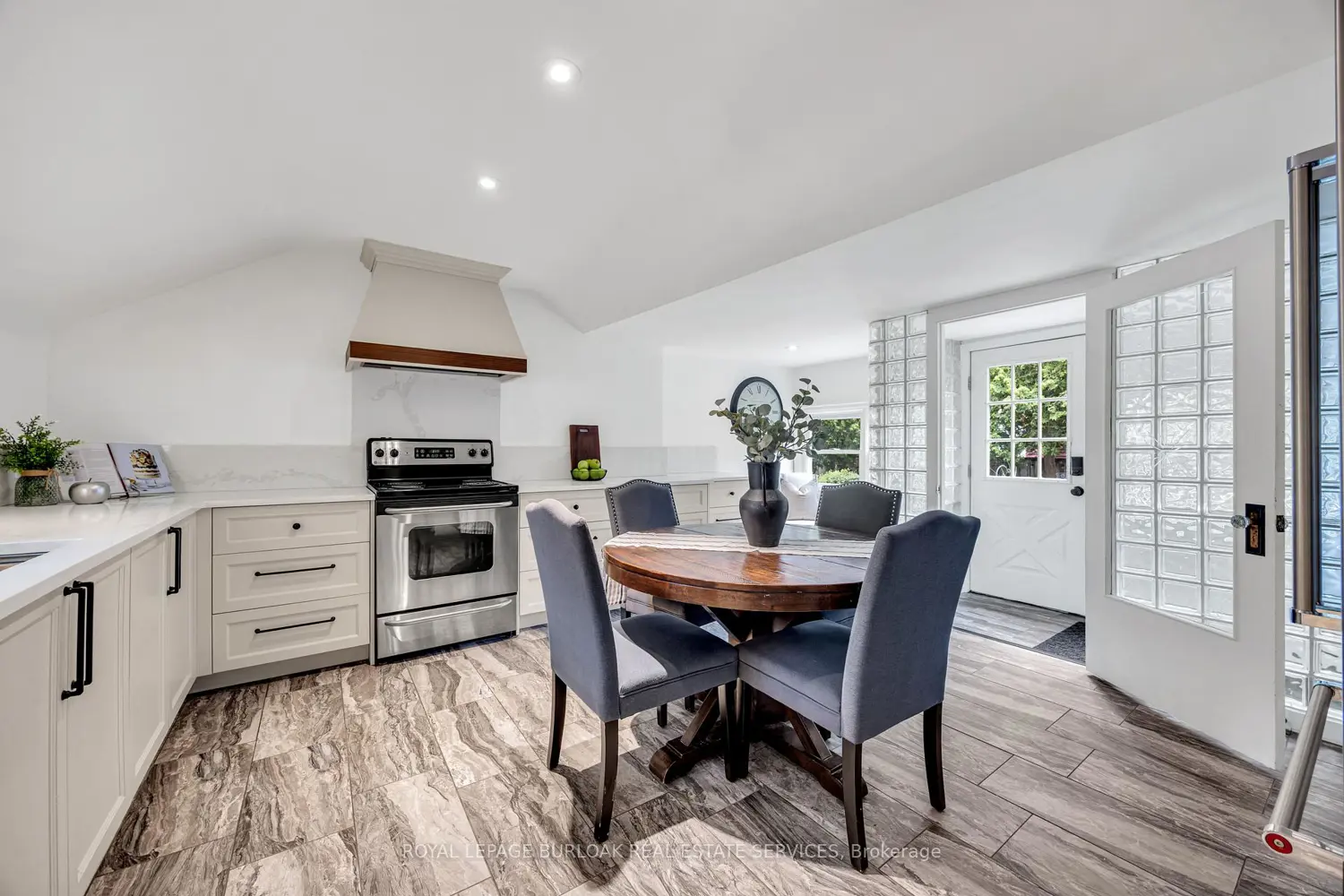 455 Nelson Avenue photo 4