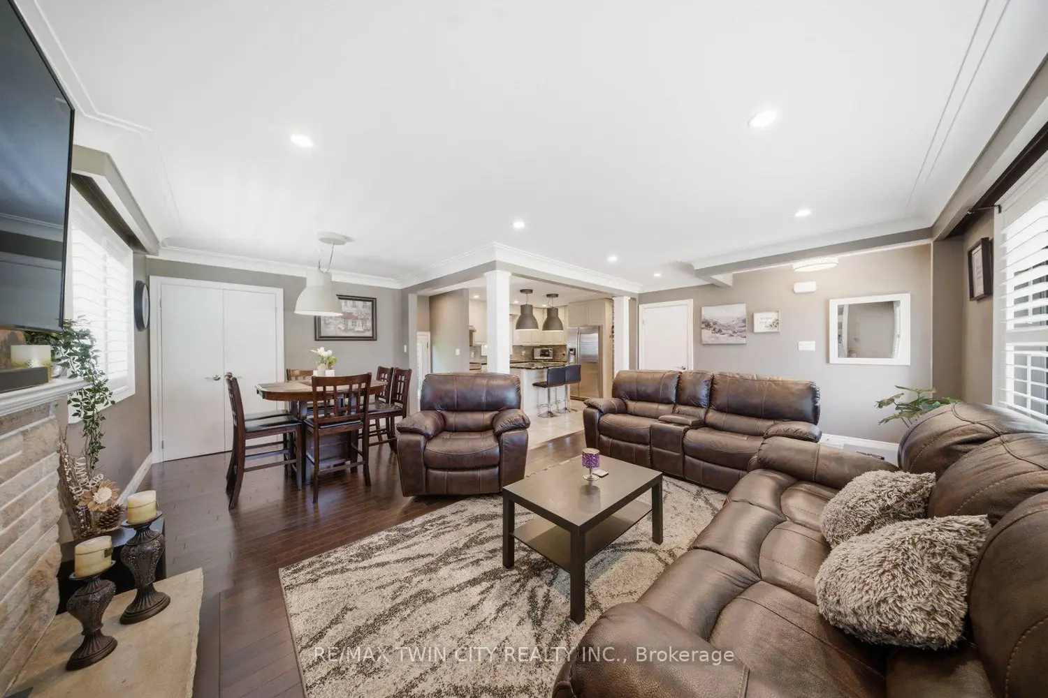 8 Queensway Drive photo 2