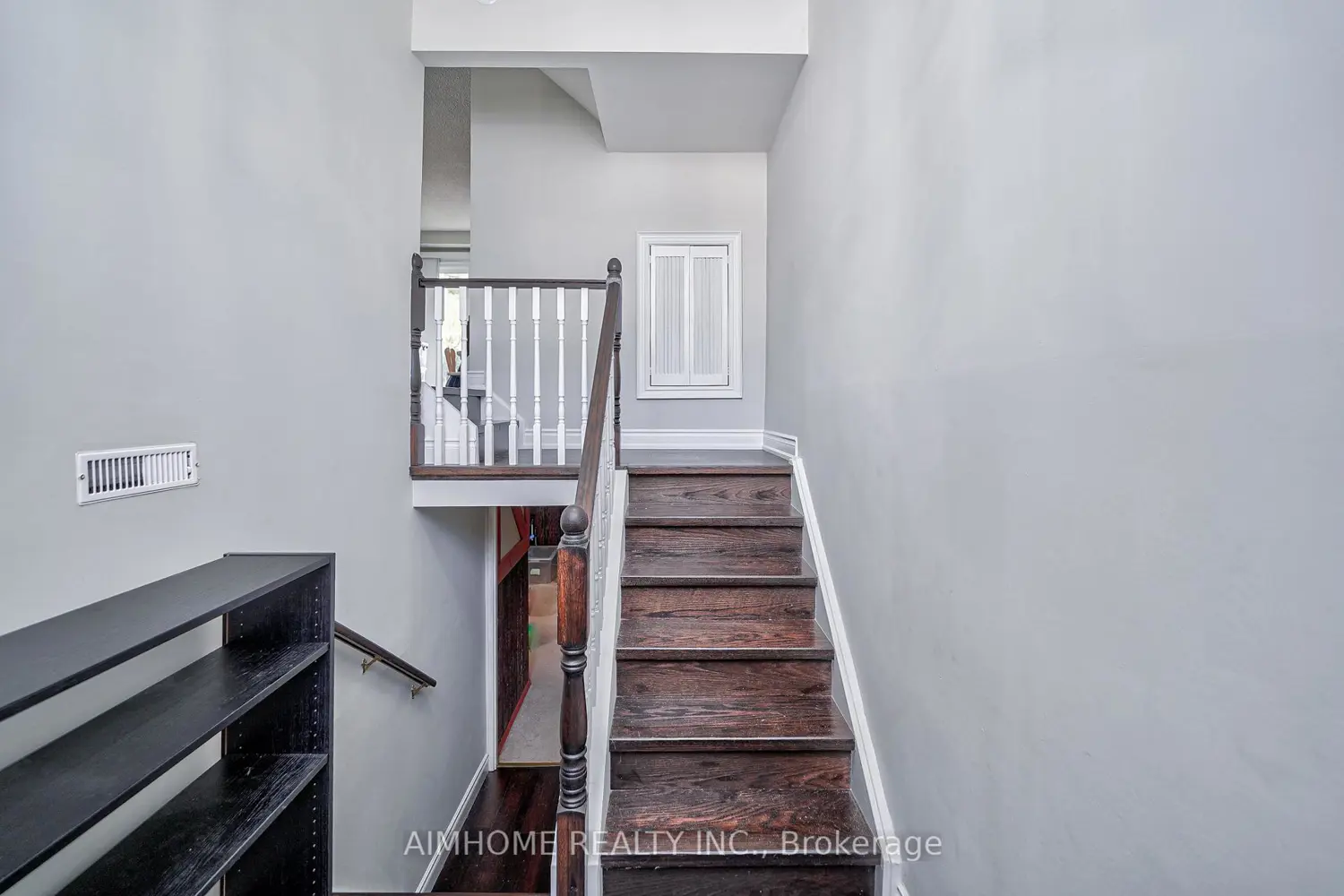 1692 John Street photo 2