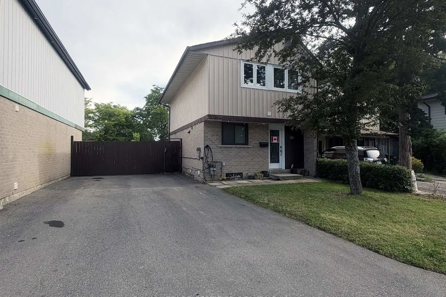 13 Greenhills Square