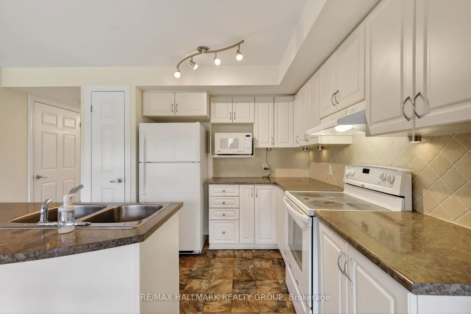 585 Stonefield Private 3
