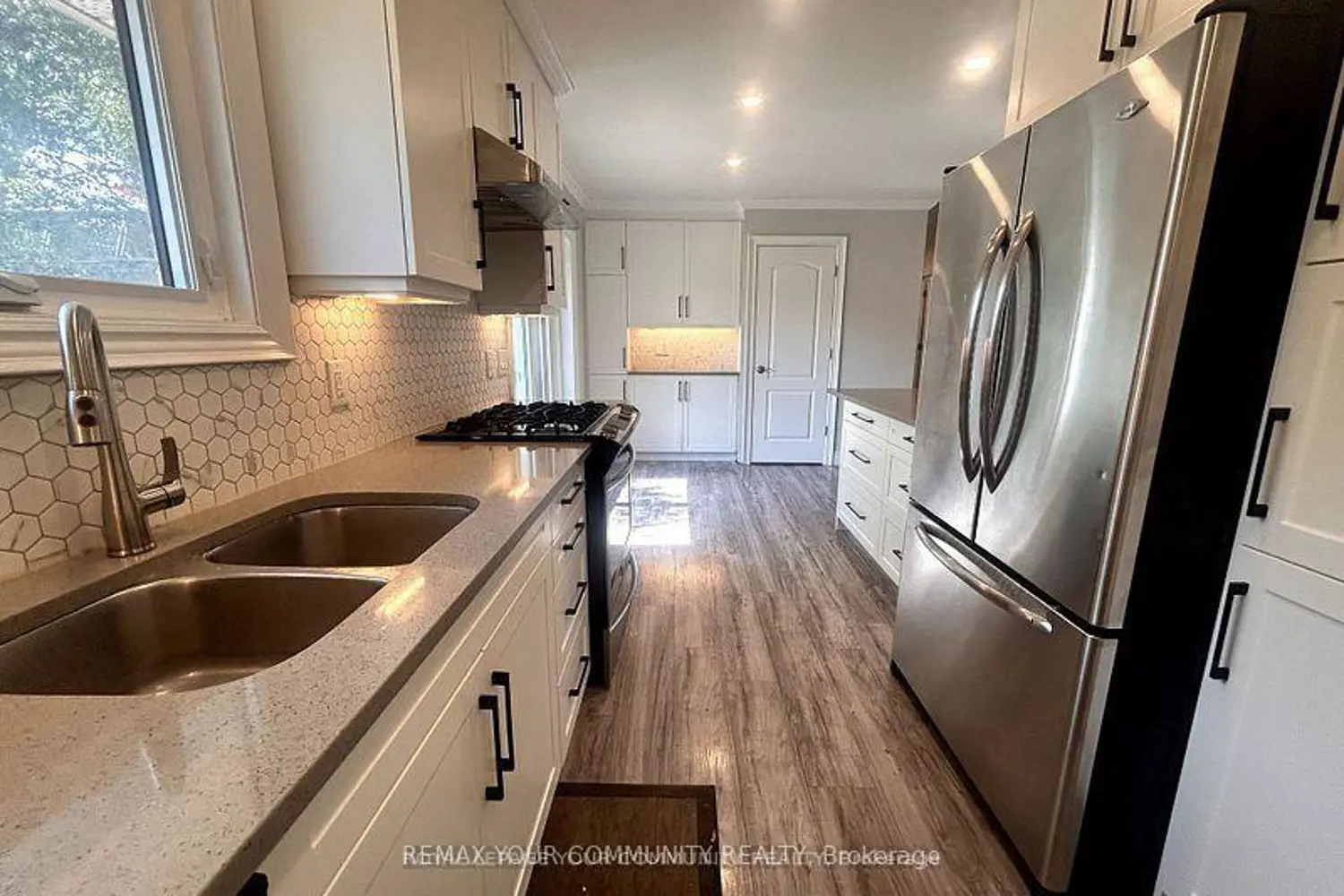 93 Westmount Drive photo 4