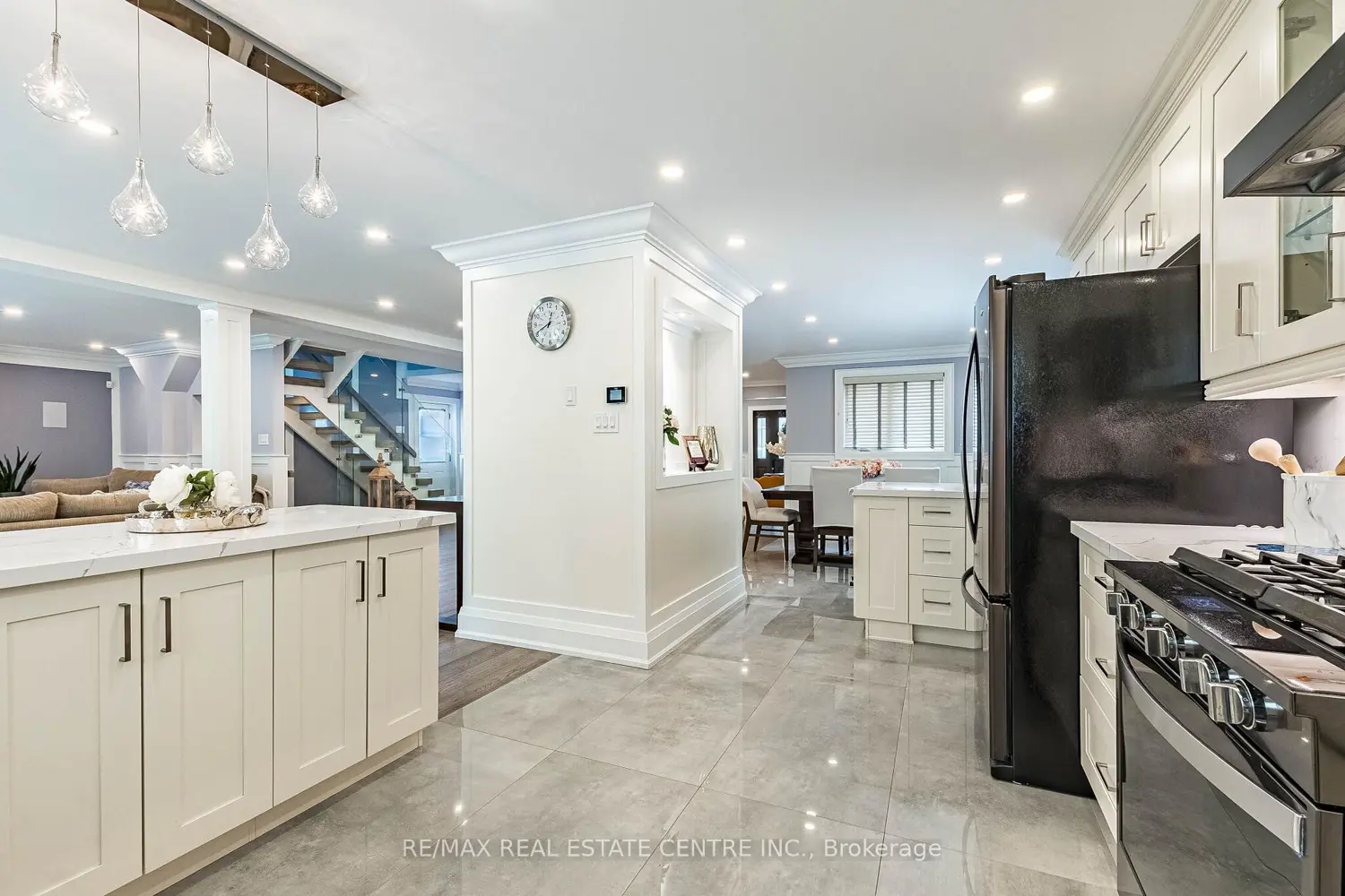 680 Bookham Crescent photo 5