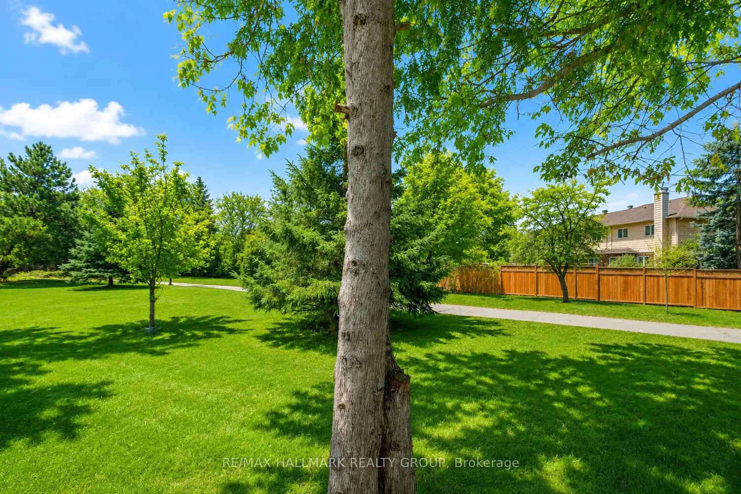 110 Hunter's Glen Crescent photo 2
