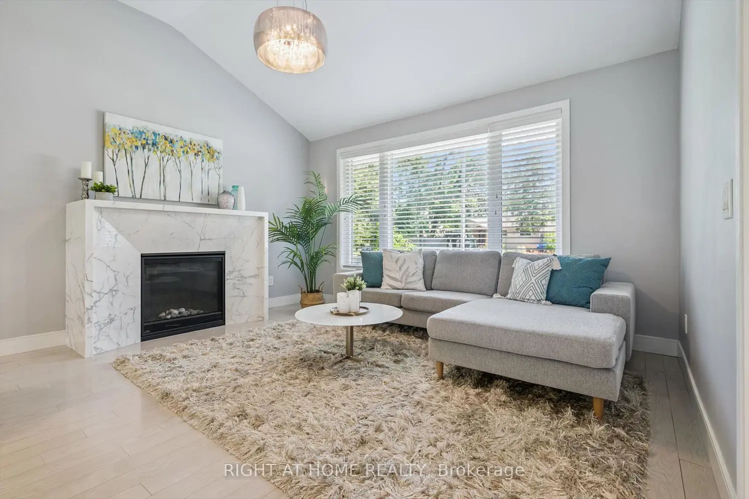 2486 Edenhurst Drive photo 2