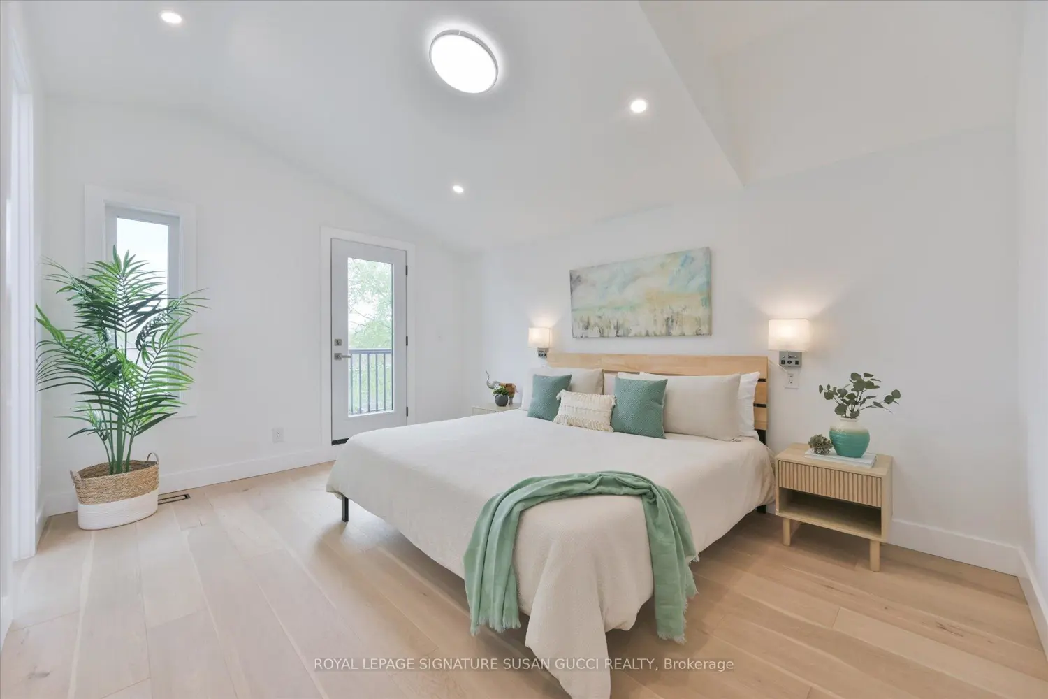 223 Queensdale Avenue photo 5