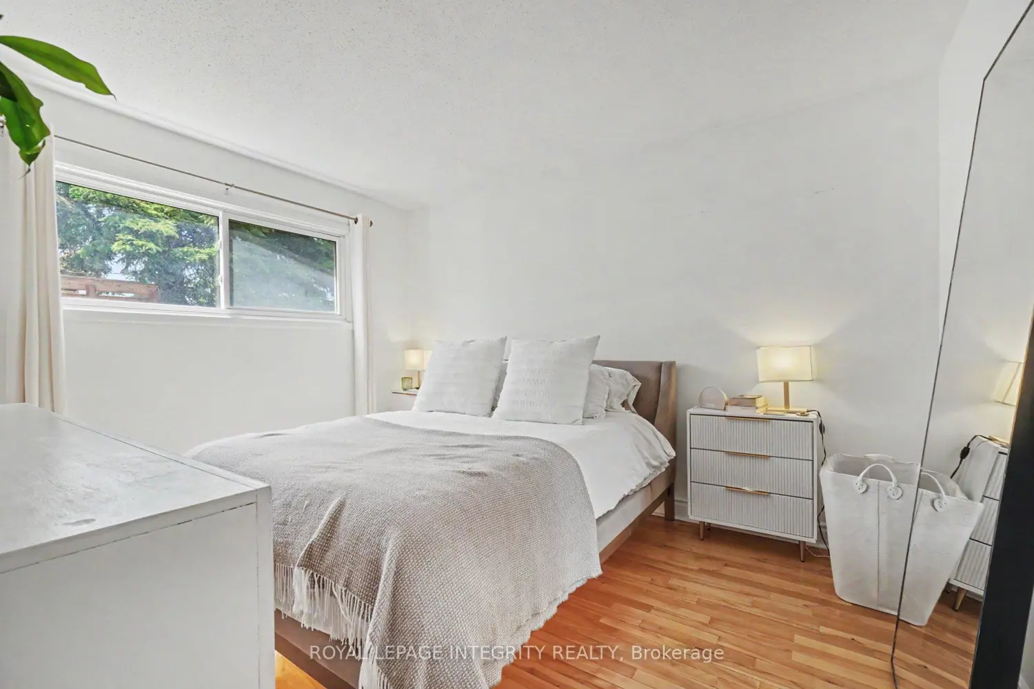 2450 Magnus Avenue photo 4