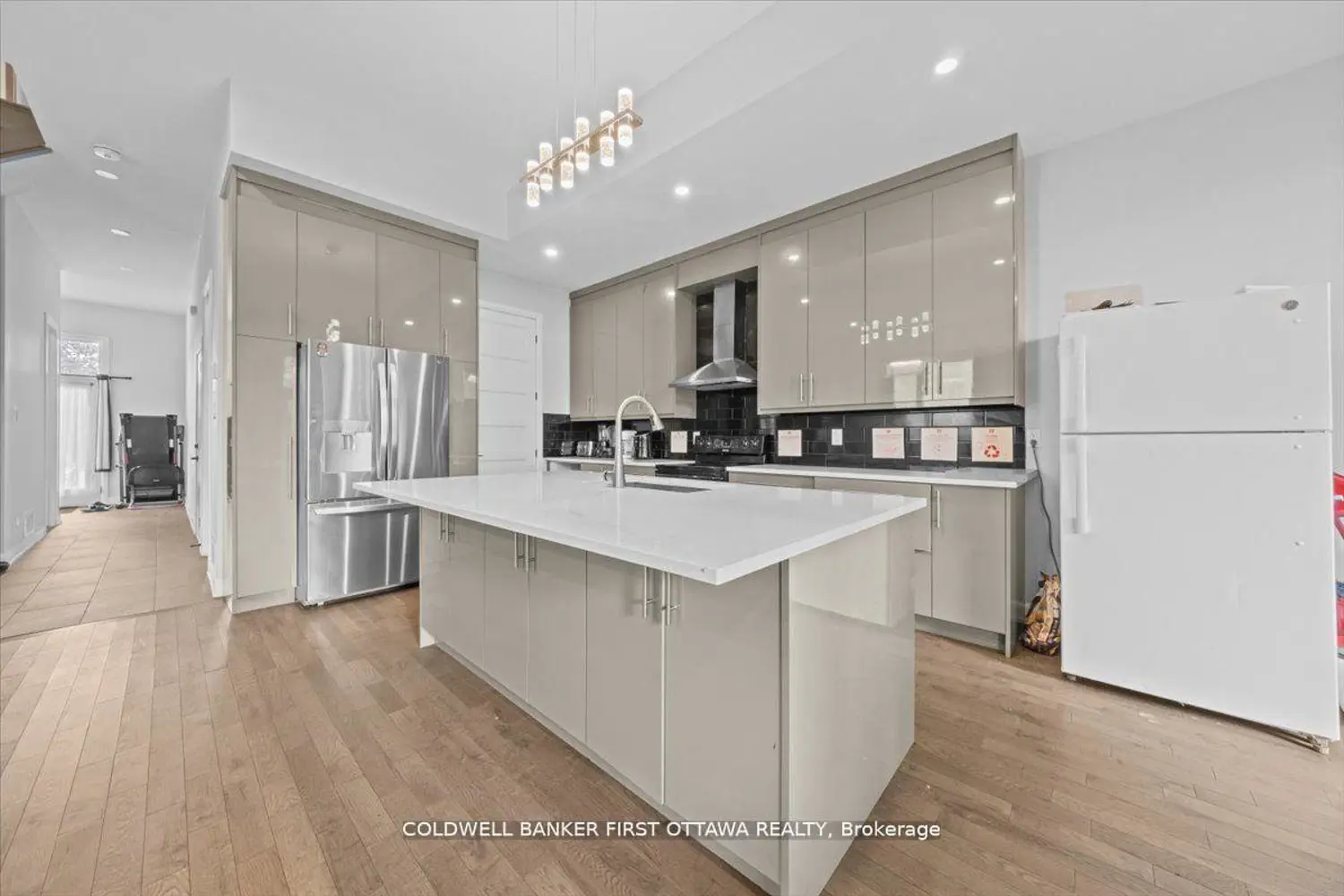 562 Queen Mary Street photo 3