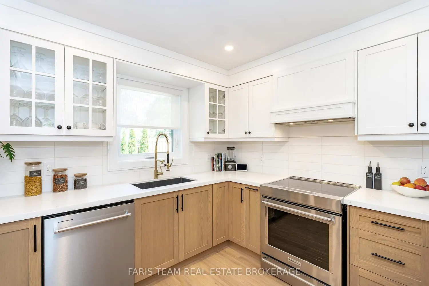 993 Whitney Crescent photo 3