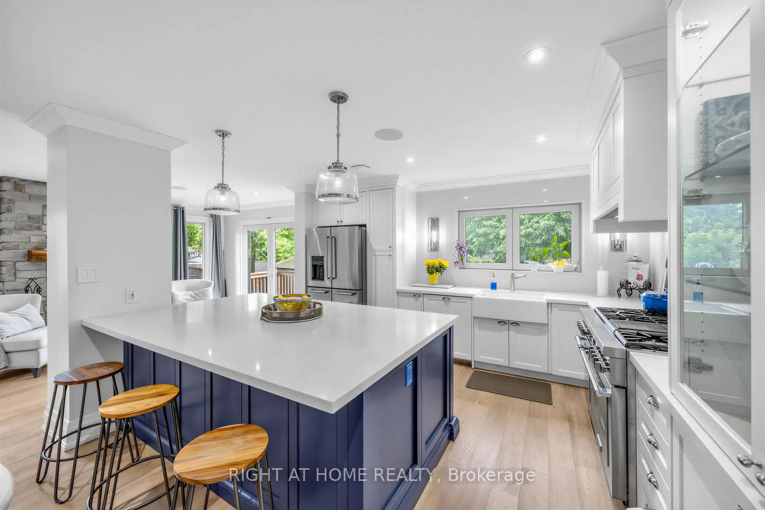 6760 Dolmage Court photo 4