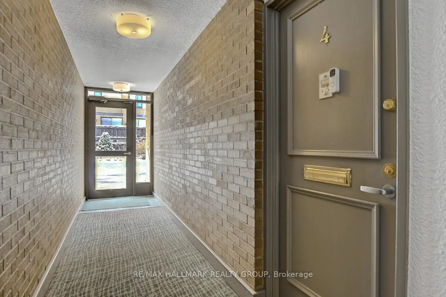 525 St Laurent Boulevard 4
