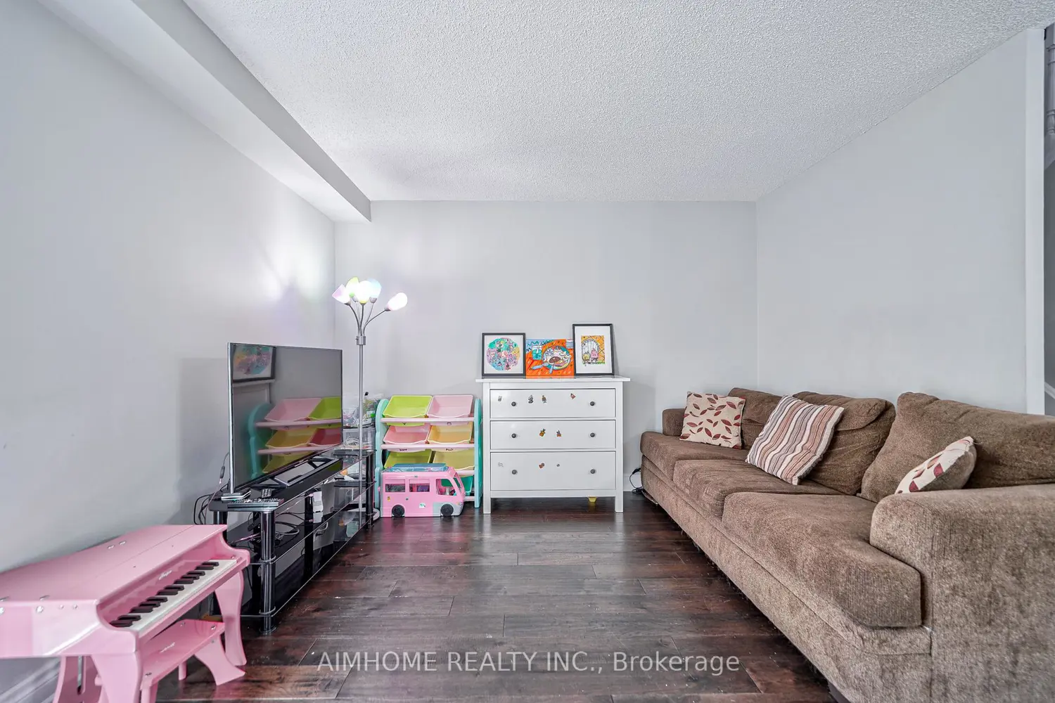 1692 John Street photo 5