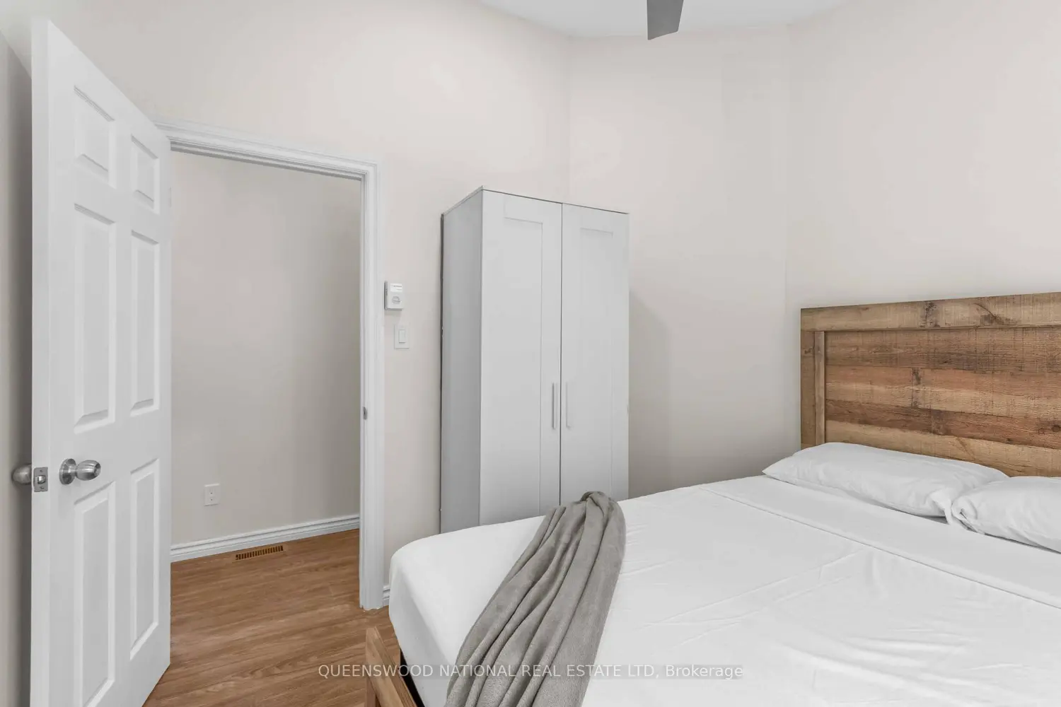 227 Grunwald Road photo 4