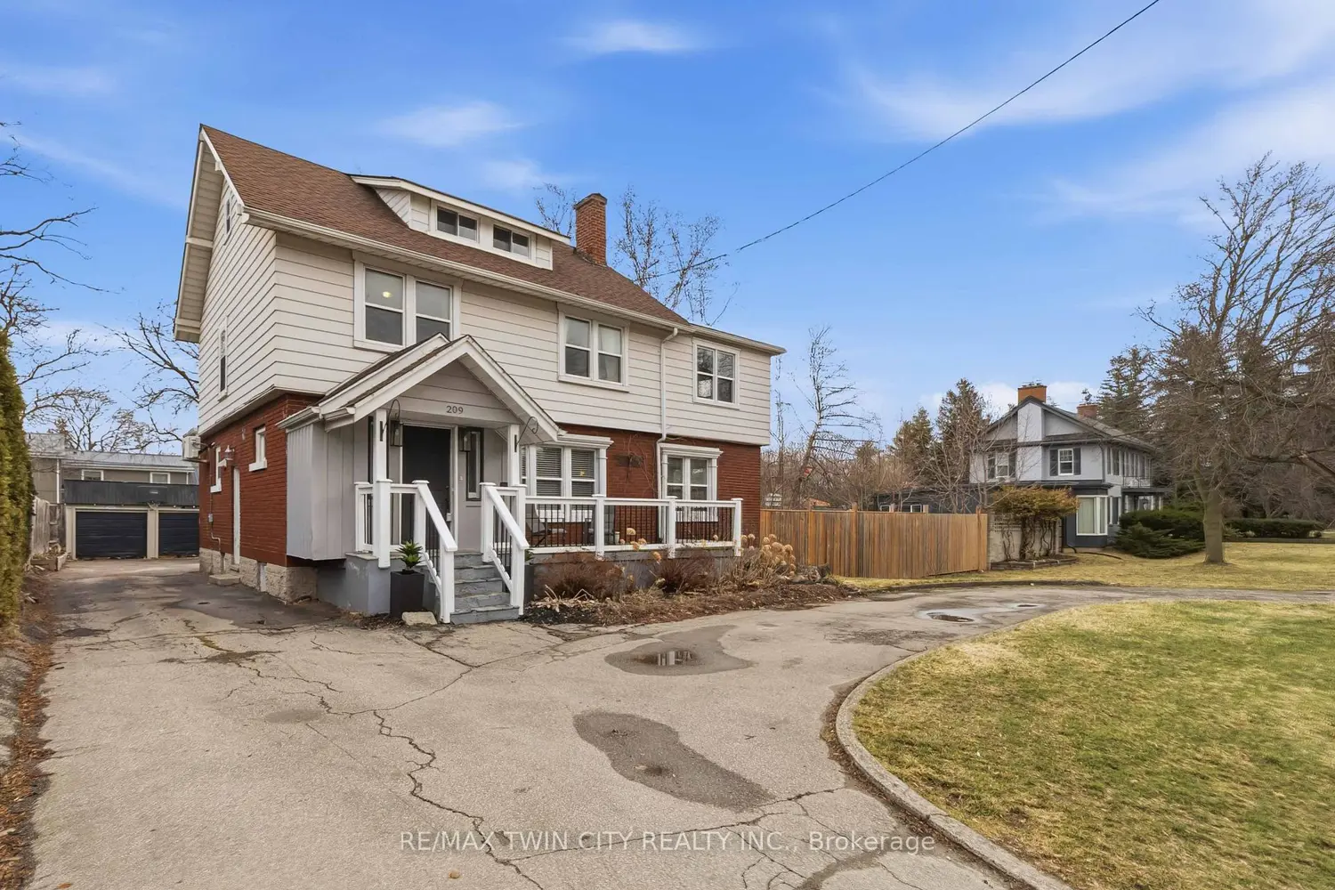 209 Grand River Street photo 2