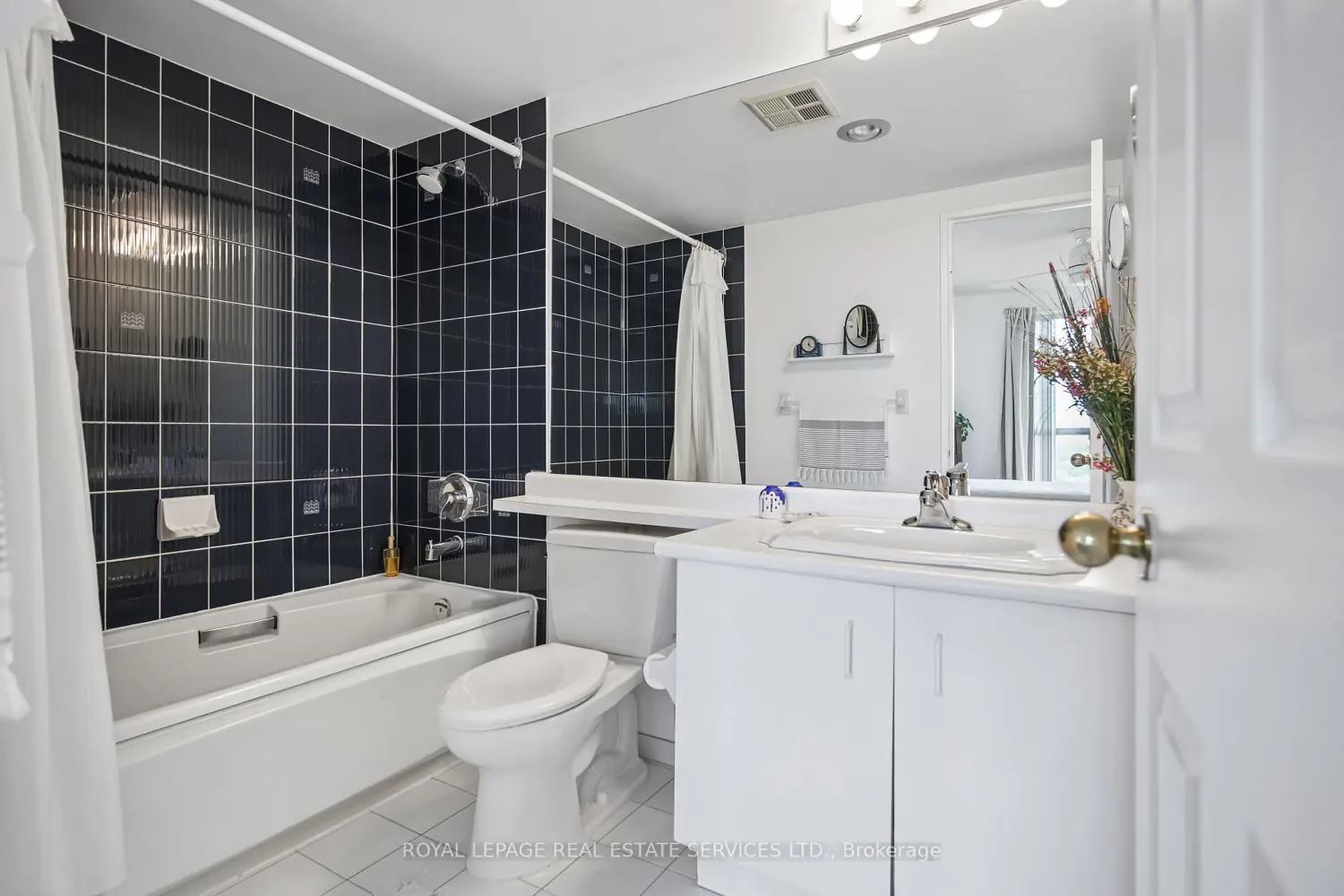 2155 Burnhamthorpe Road 1211 photo 3