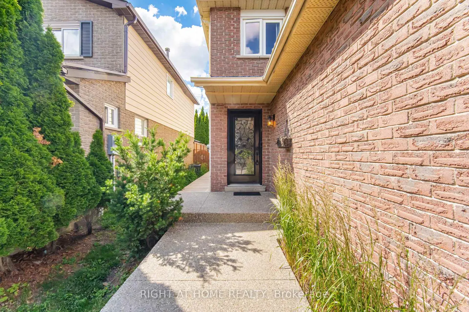 7013 Hickling Crescent