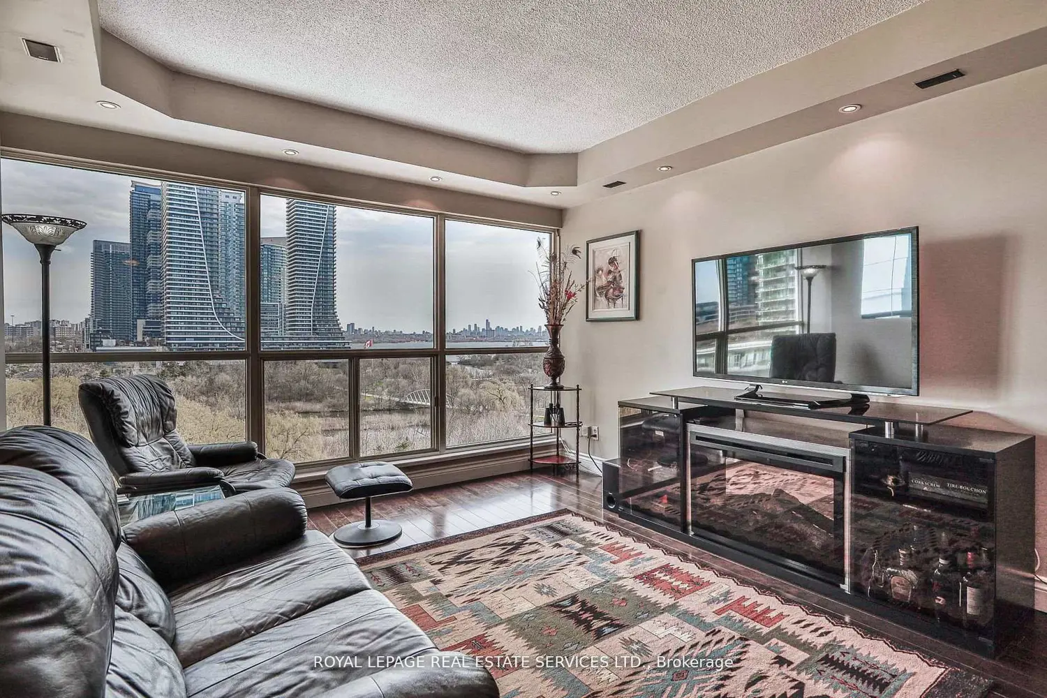2261 Lake Shore Boulevard 1010 photo 3
