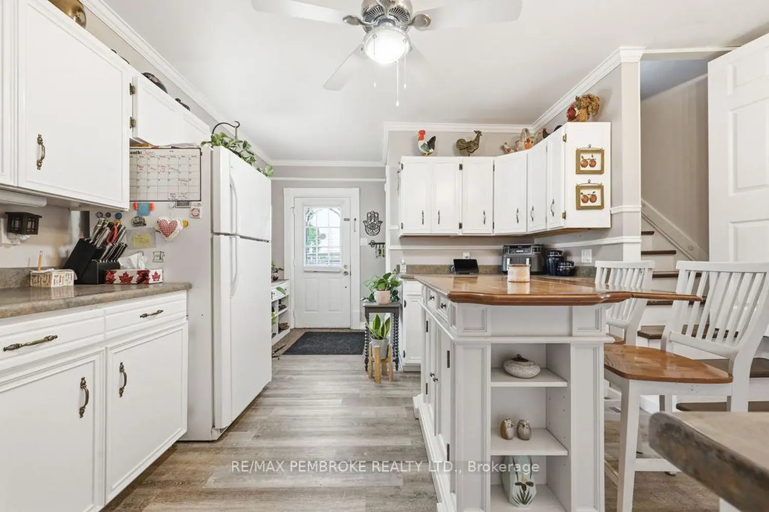 558 Mackay Street photo 2