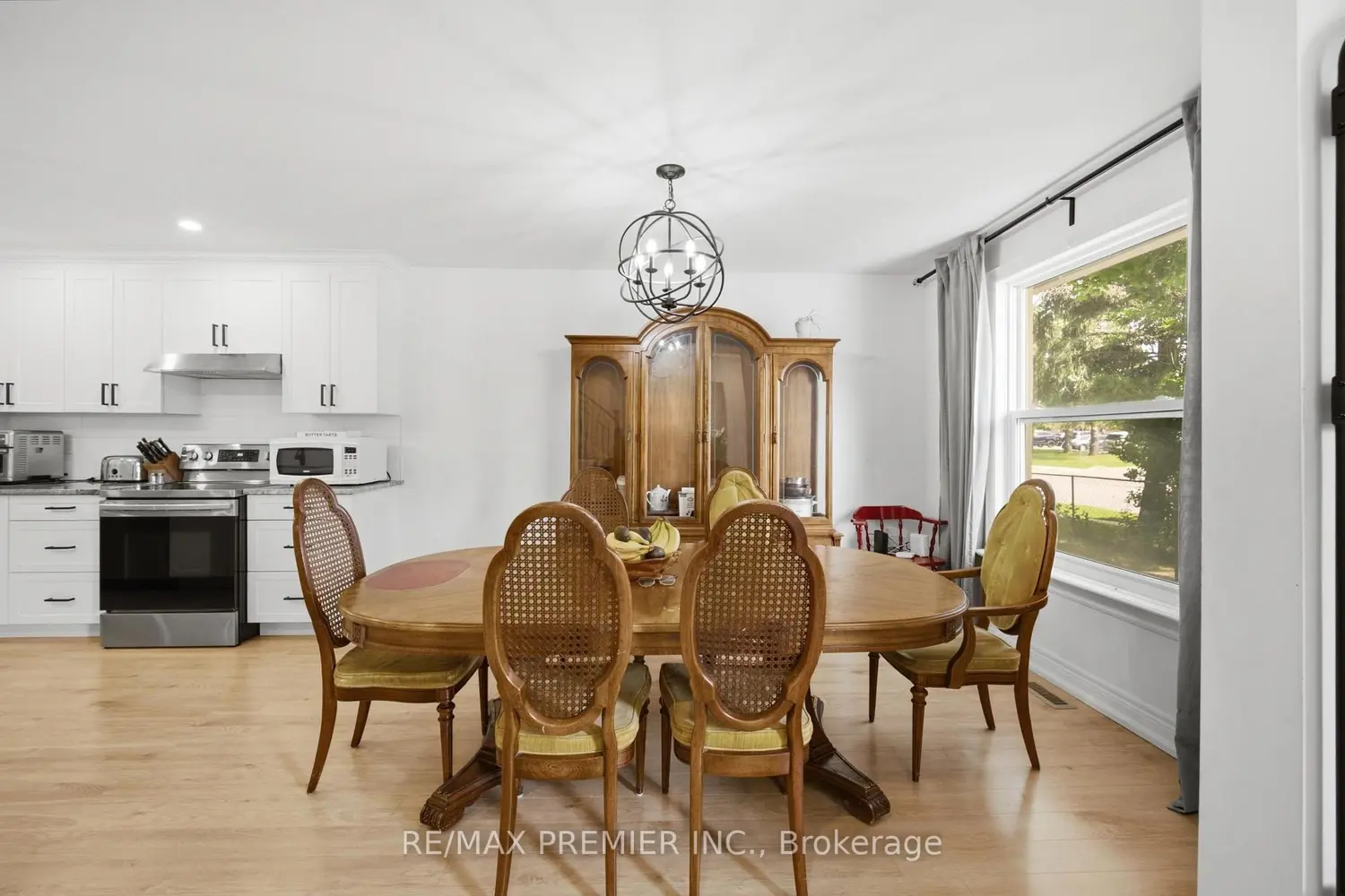 115 William Roe Boulevard photo 3