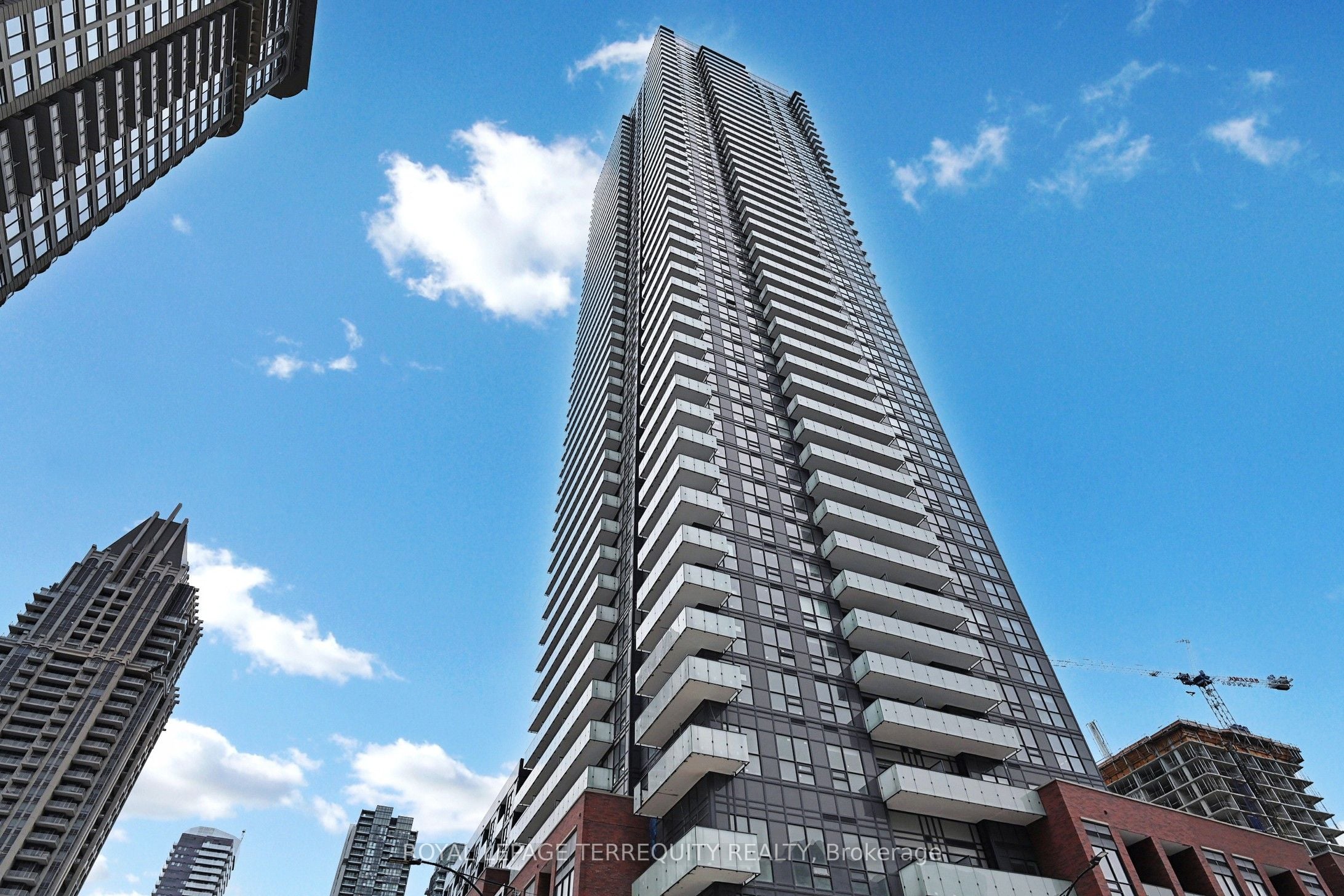 424-430 Square One Drive, Mississauga, ON, L5B 0L6