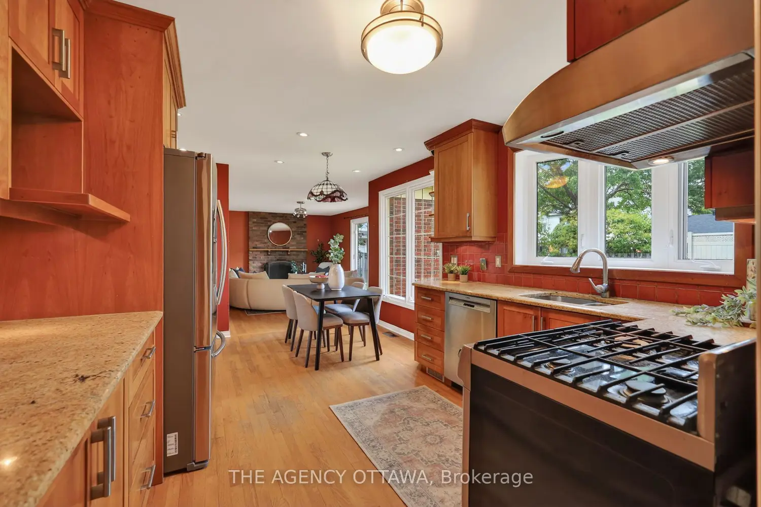 1681 Amberdale Crescent photo 4