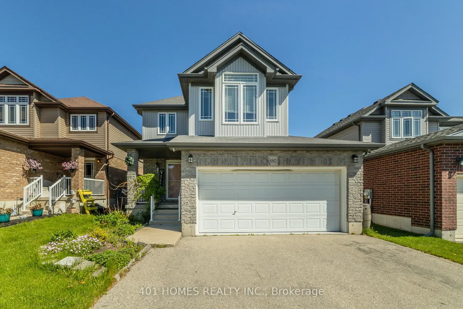 880 Frontenac Crescent photo 3