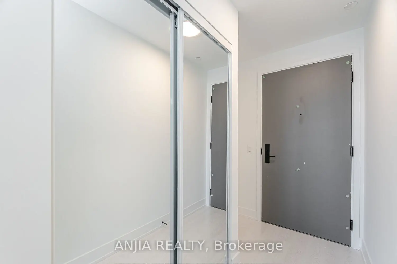 308 Jarvis Street 3306 photo 2
