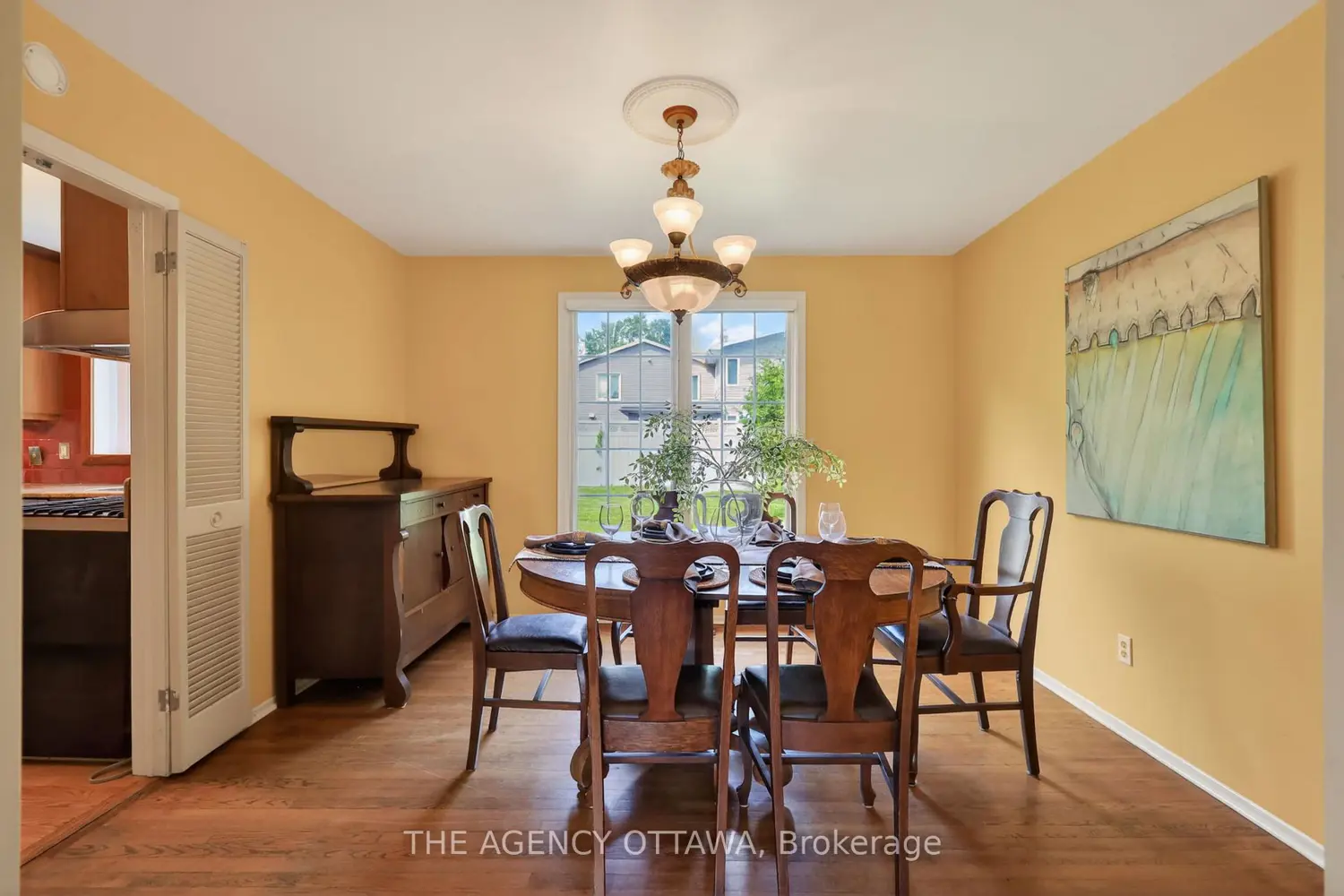 1681 Amberdale Crescent photo 3