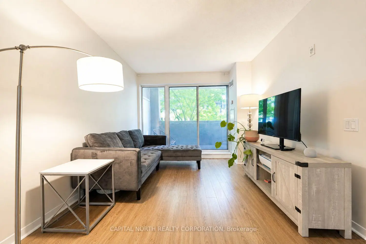 1050 The Queensway 207 photo 5