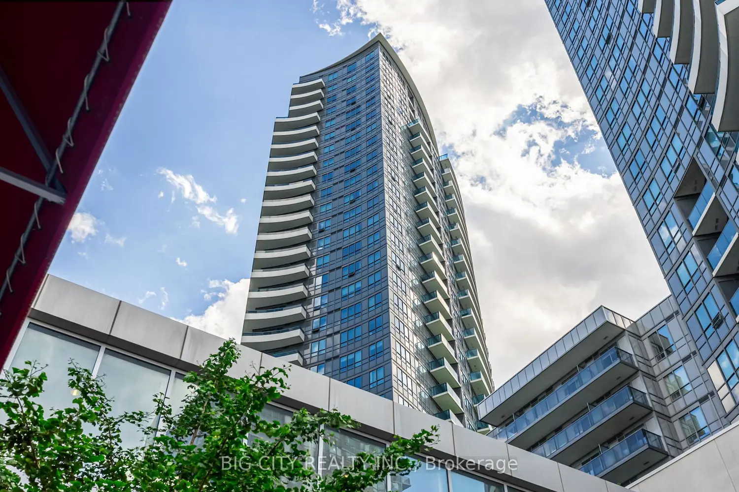 7161 Yonge Street 2425 photo 4