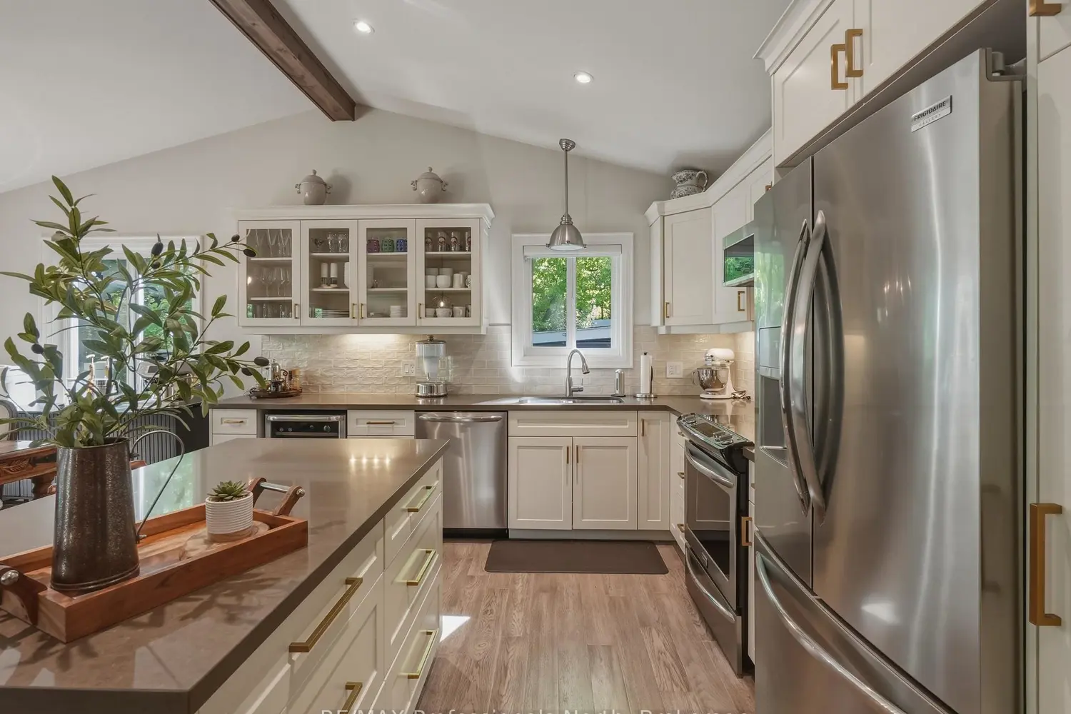 188 Vel-Dor Crescent photo 4