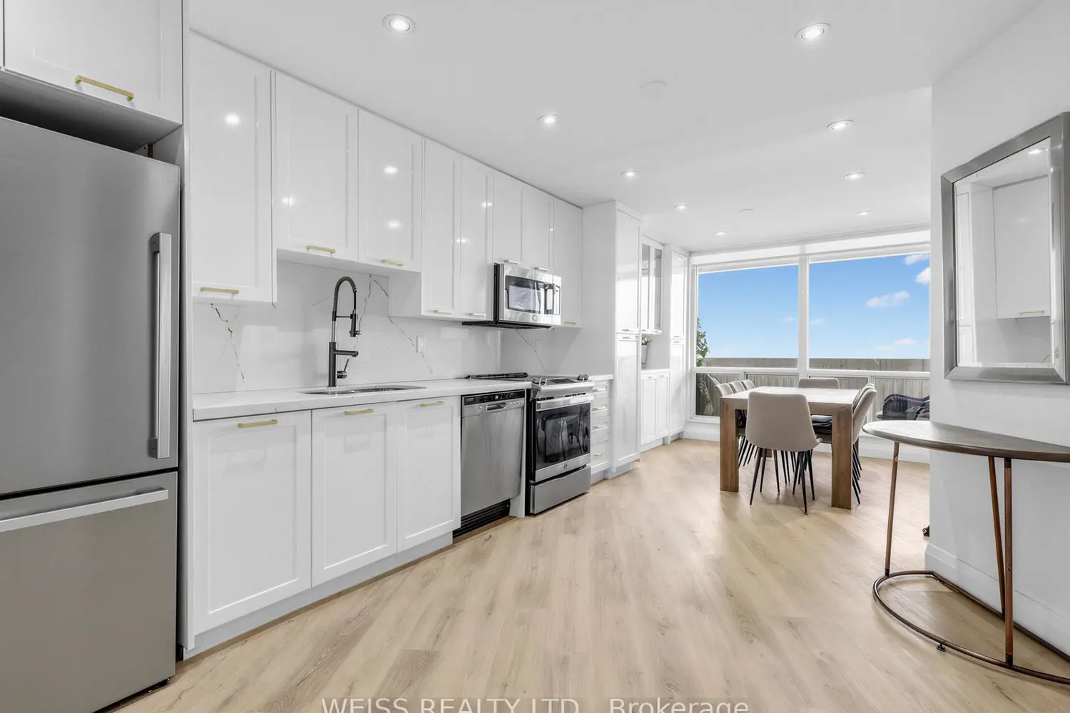 150 Neptune Drive 1405 photo 2