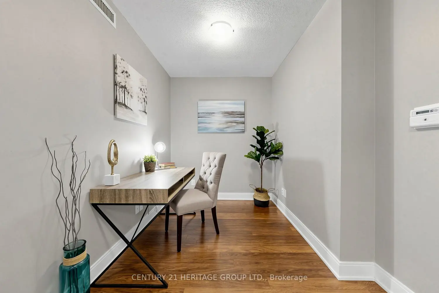135 Village Green Square 1216 photo 5