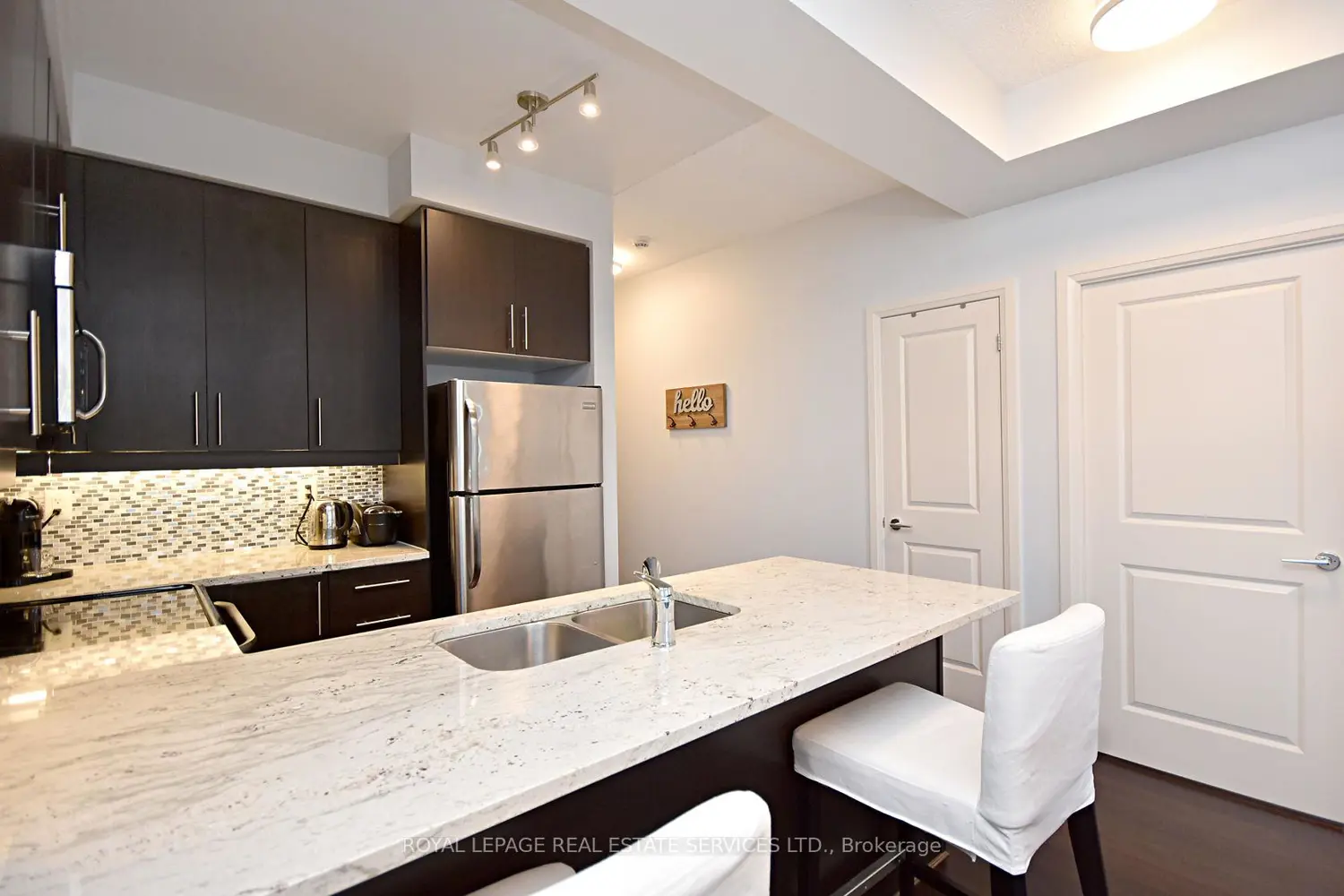 1185 The Queensway 901 photo 4