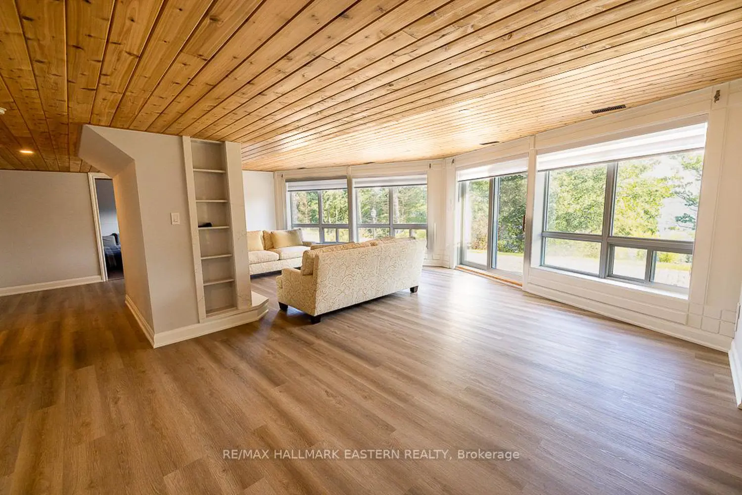 15 Oakridge Drive photo 4