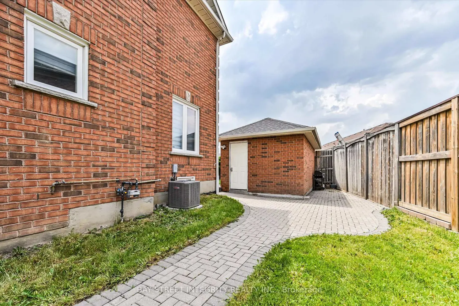 9096 Dufferin Street photo 2