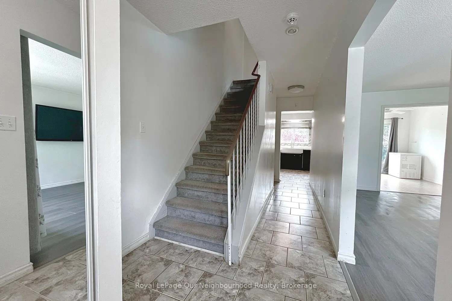 529 Lancelot Crescent photo 3