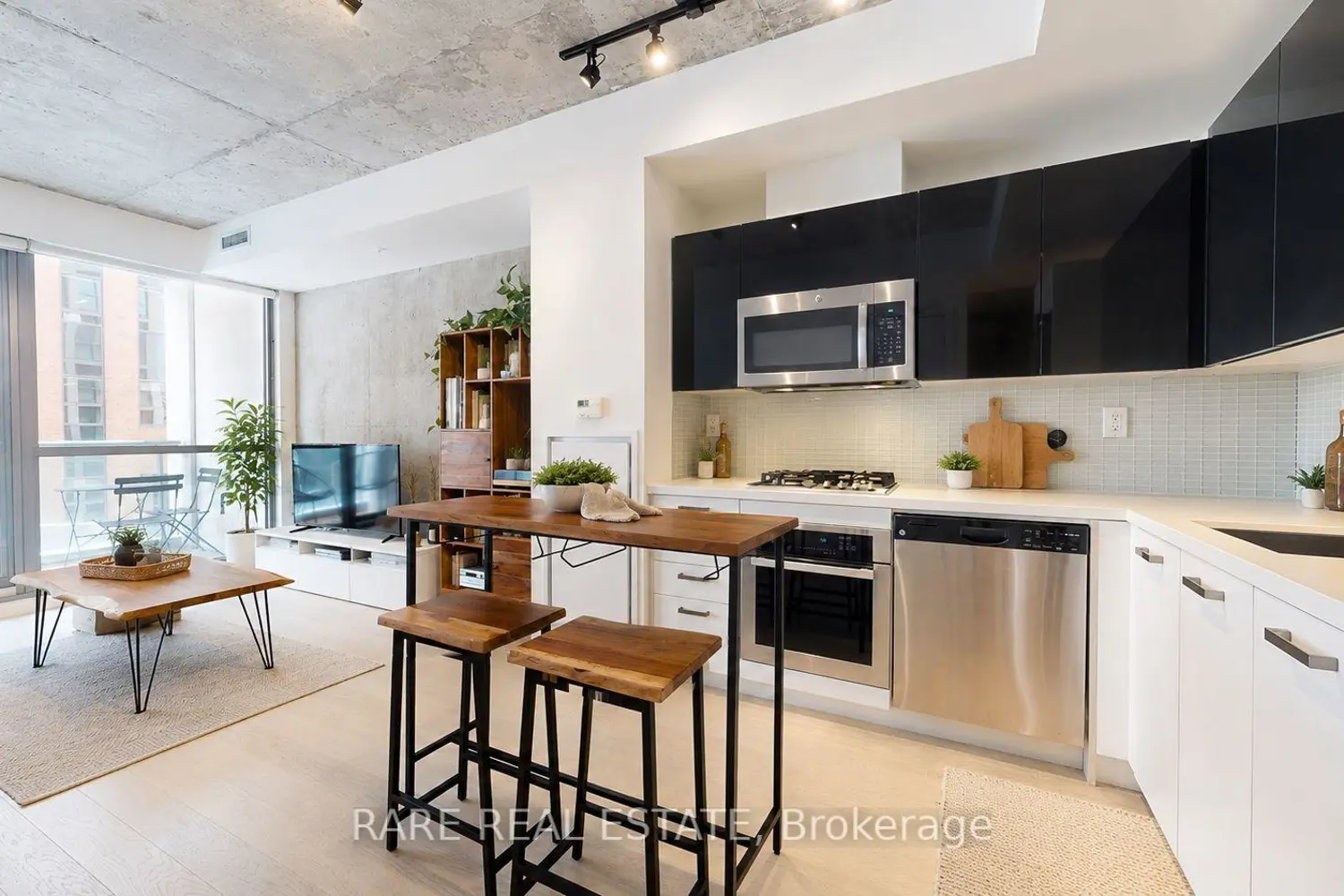39 Brant Street 421
